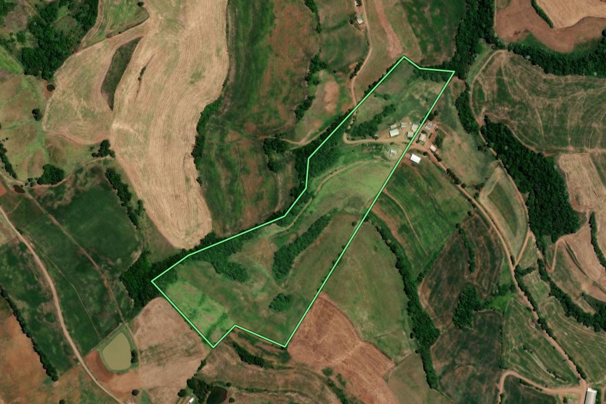 Imagem de satélite do imóvel rural em Liberato Salzano (RS), com o contorno declarado no CAR desenhado por cima.