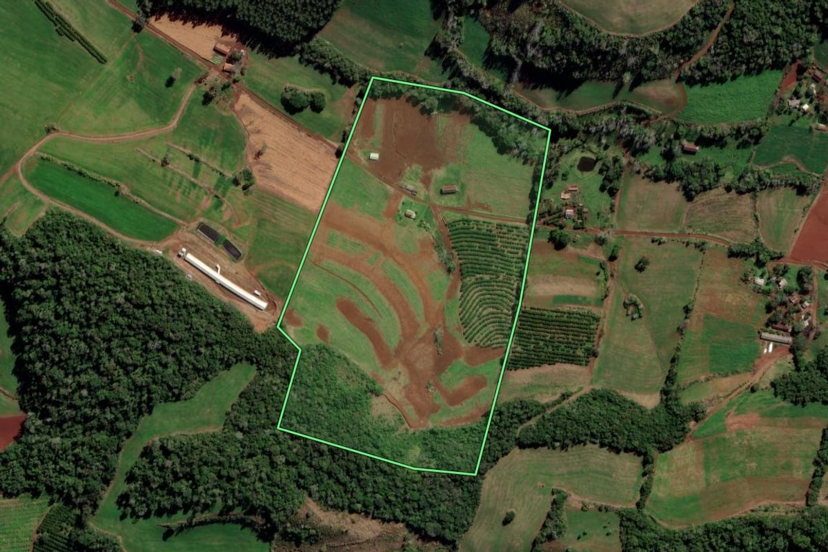 Imagem de satélite do imóvel rural em Liberato Salzano (RS), com o contorno declarado no CAR desenhado por cima.
