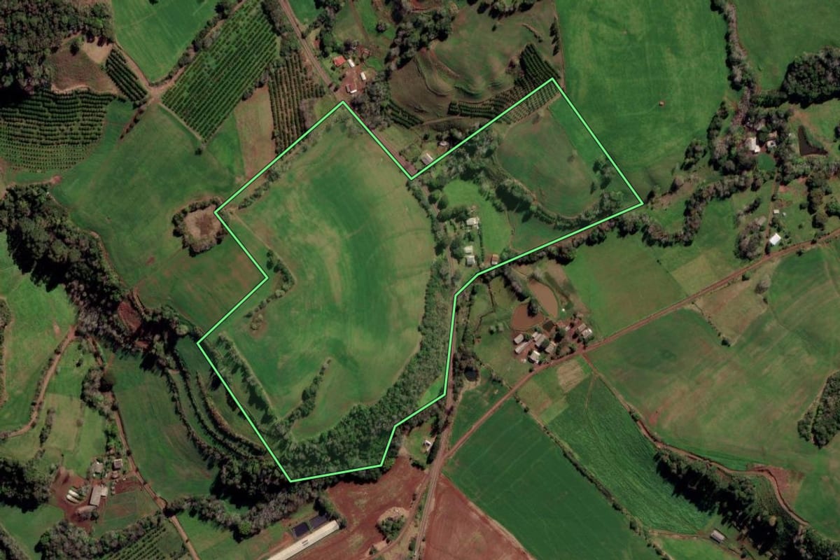 Imagem de satélite do imóvel rural em Liberato Salzano (RS), com o contorno declarado no CAR desenhado por cima.