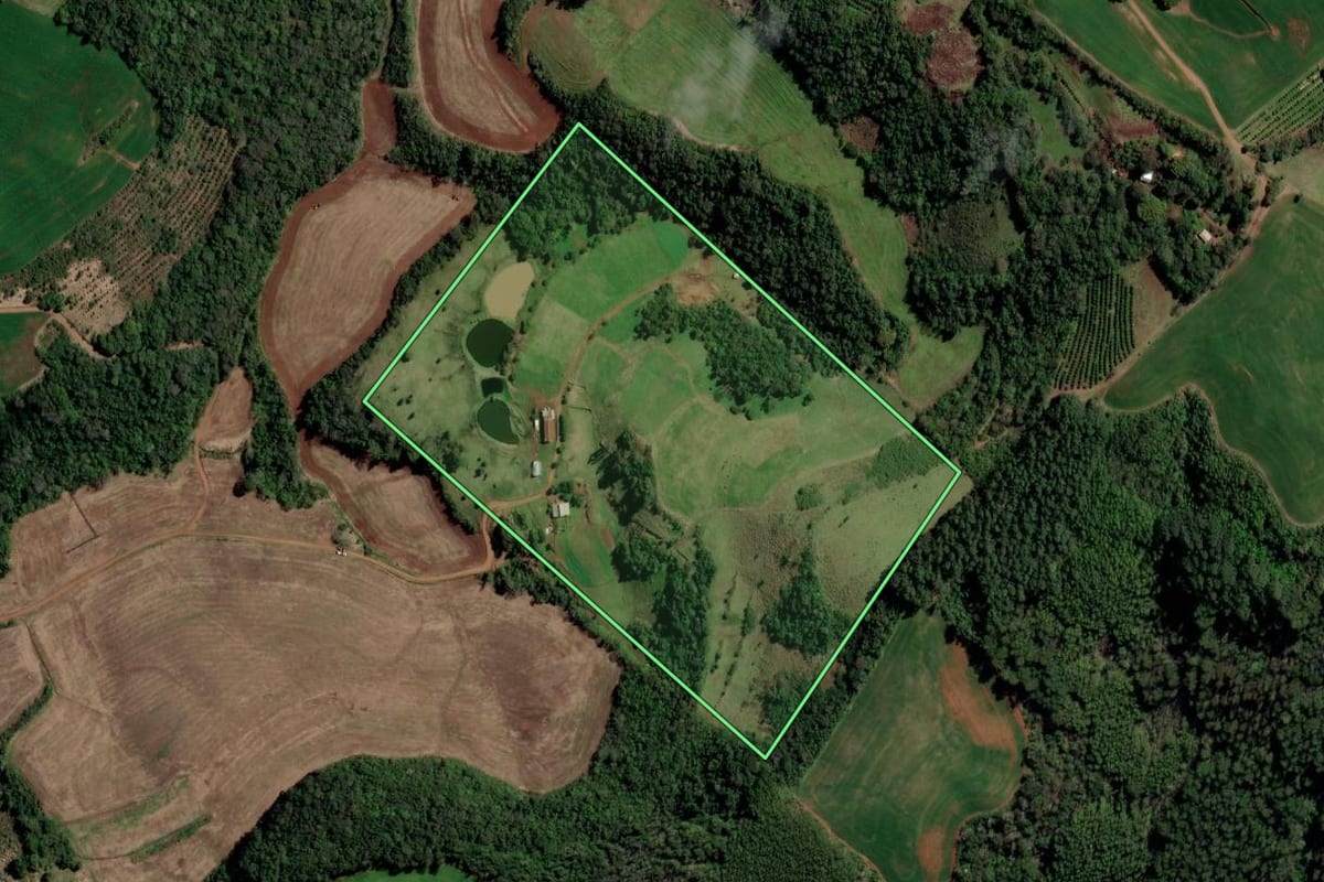 Imagem de satélite do imóvel rural em Liberato Salzano (RS), com o contorno declarado no CAR desenhado por cima.
