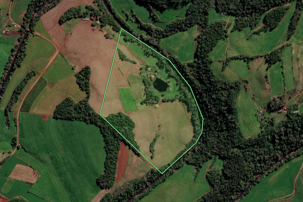 Imagem de satélite do imóvel rural em Liberato Salzano (RS), com o contorno declarado no CAR desenhado por cima.
