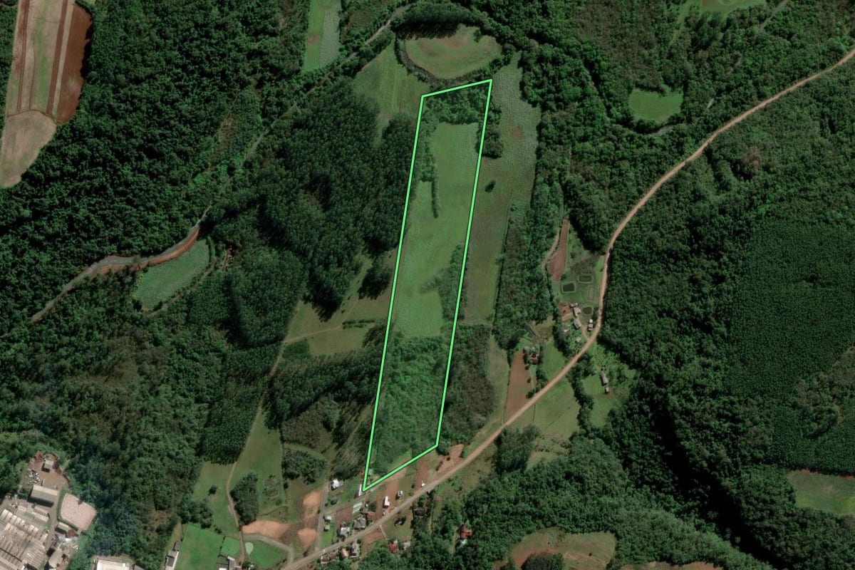 Imagem de satélite do imóvel rural em Lindolfo Collor (RS), com o contorno declarado no CAR desenhado por cima.