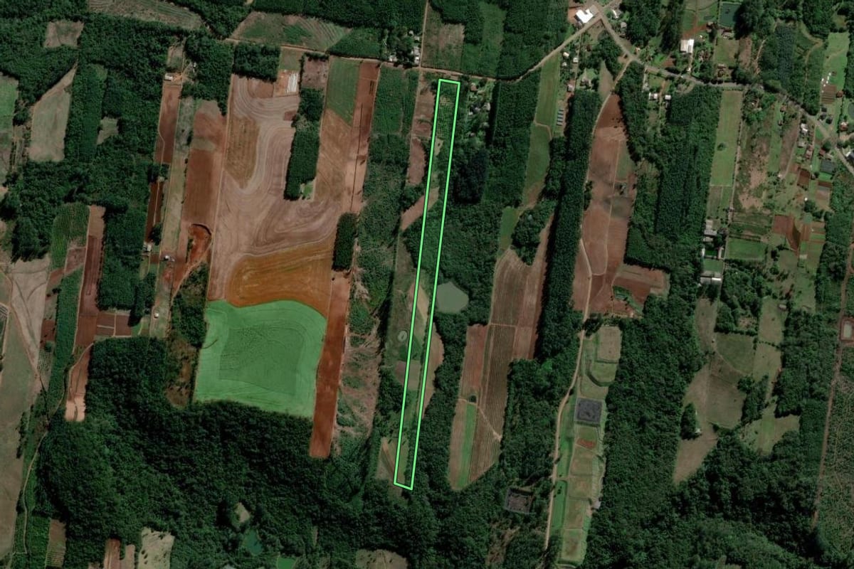 Imagem de satélite do imóvel rural em Lindolfo Collor (RS), com o contorno declarado no CAR desenhado por cima.