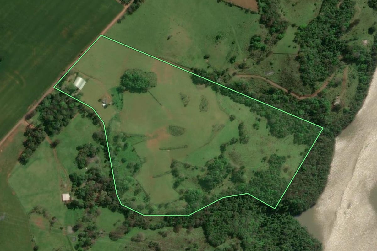 Imagem de satélite do imóvel rural em Machadinho (RS), com o contorno declarado no CAR desenhado por cima.