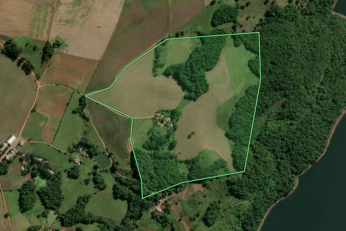 Imagem de satélite do imóvel rural em Machadinho (RS), com o contorno declarado no CAR desenhado por cima.