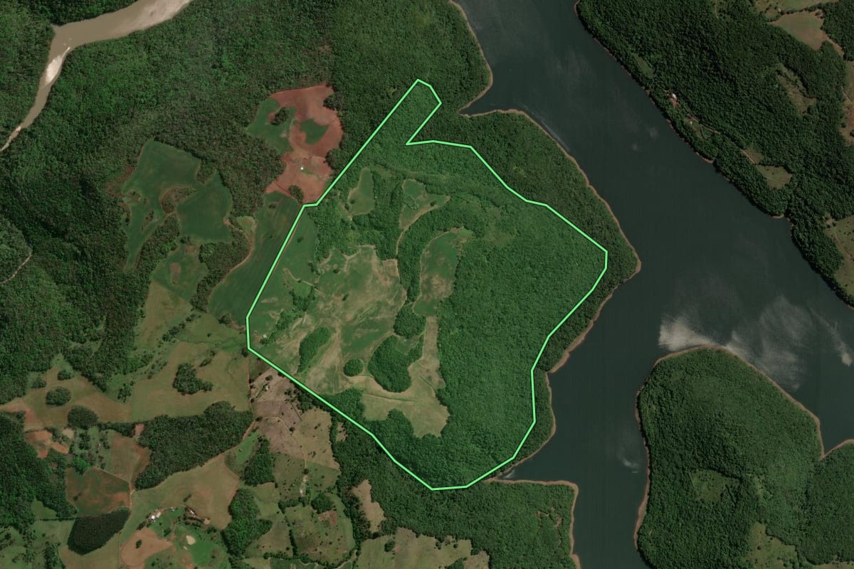 Imagem de satélite do imóvel rural em Machadinho (RS), com o contorno declarado no CAR desenhado por cima.
