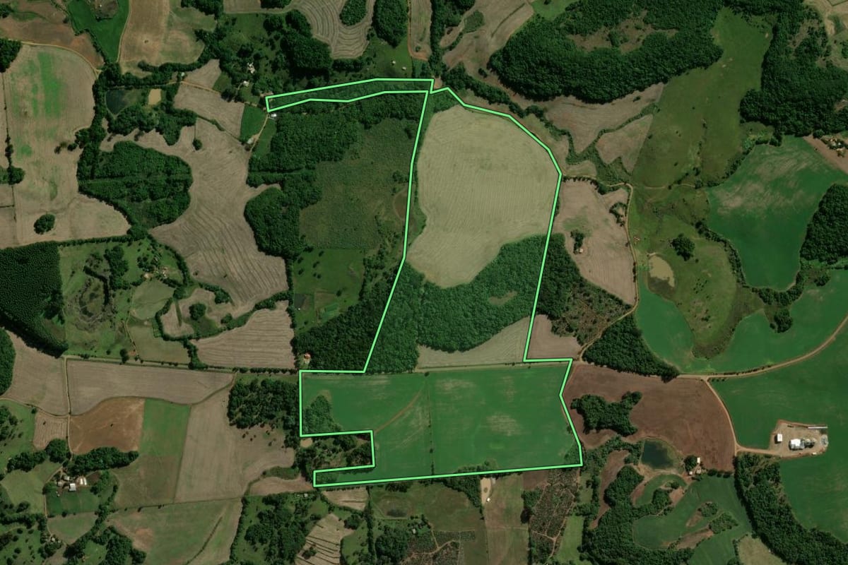 Imagem de satélite do imóvel rural em Machadinho (RS), com o contorno declarado no CAR desenhado por cima.