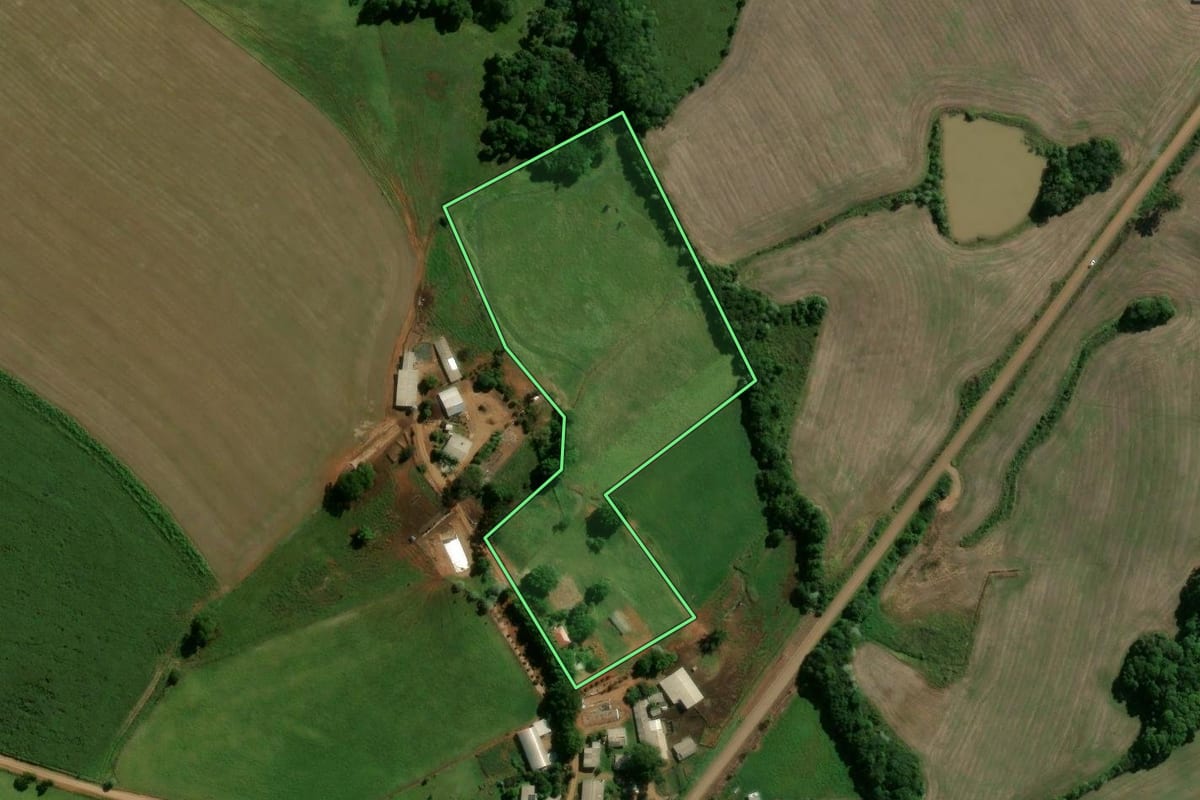 Imagem de satélite do imóvel rural em Machadinho (RS), com o contorno declarado no CAR desenhado por cima.