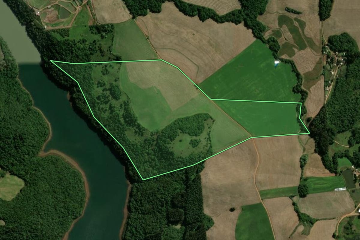 Imagem de satélite do imóvel rural em Machadinho (RS), com o contorno declarado no CAR desenhado por cima.