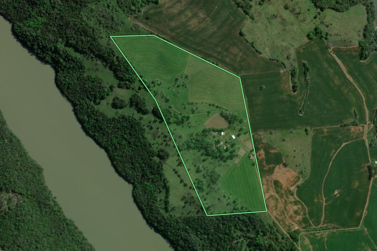 Imagem de satélite do imóvel rural em Machadinho (RS), com o contorno declarado no CAR desenhado por cima.
