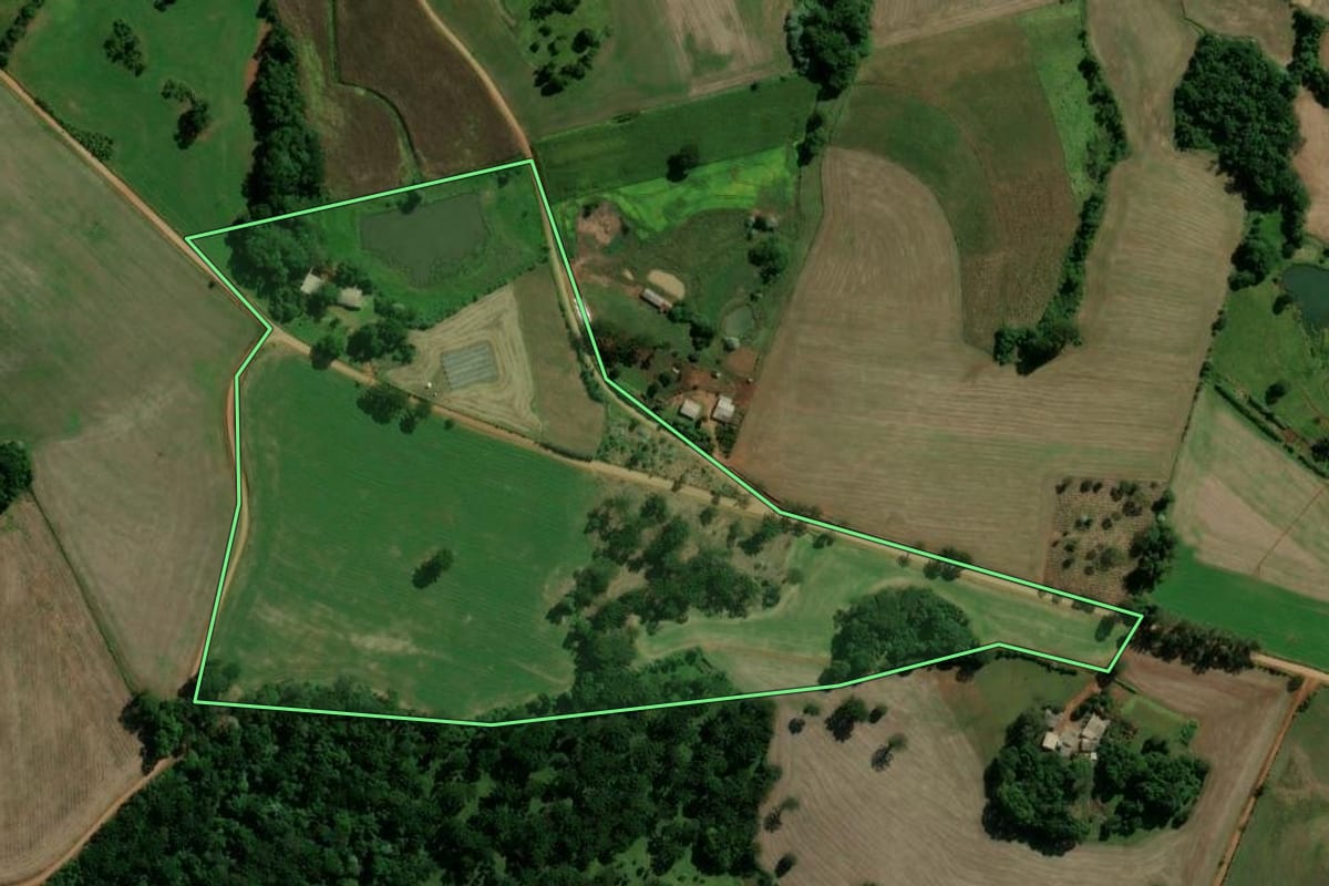 Imagem de satélite do imóvel rural em Machadinho (RS), com o contorno declarado no CAR desenhado por cima.