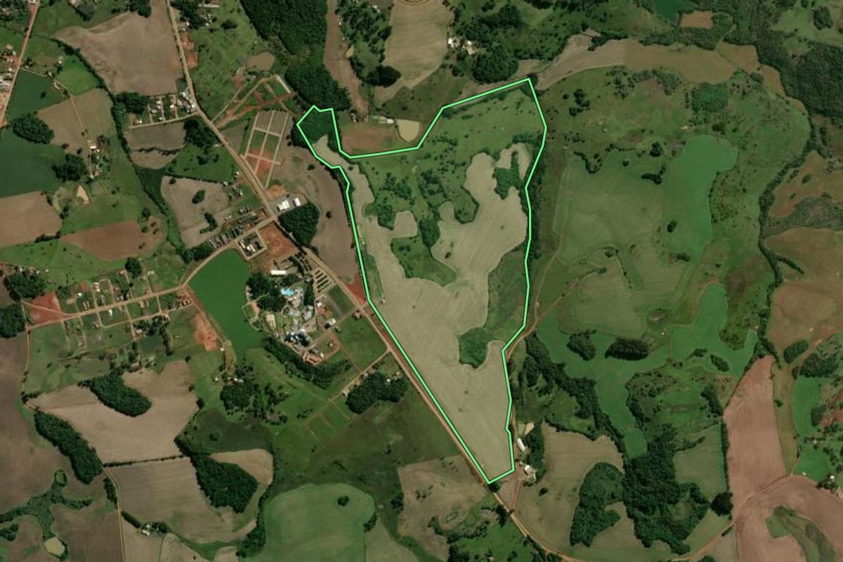 Imagem de satélite do imóvel rural em Machadinho (RS), com o contorno declarado no CAR desenhado por cima.