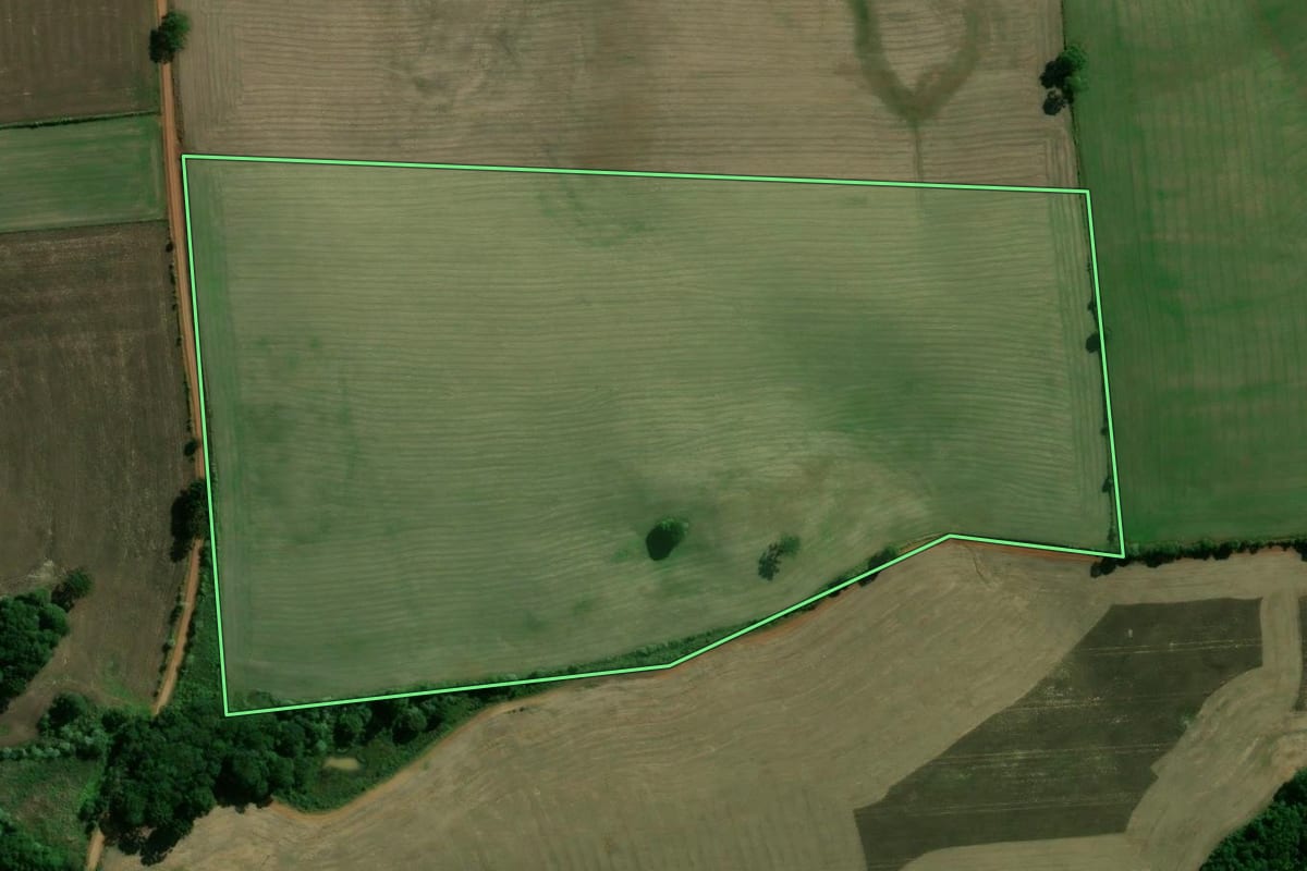 Imagem de satélite do imóvel rural em Machadinho (RS), com o contorno declarado no CAR desenhado por cima.