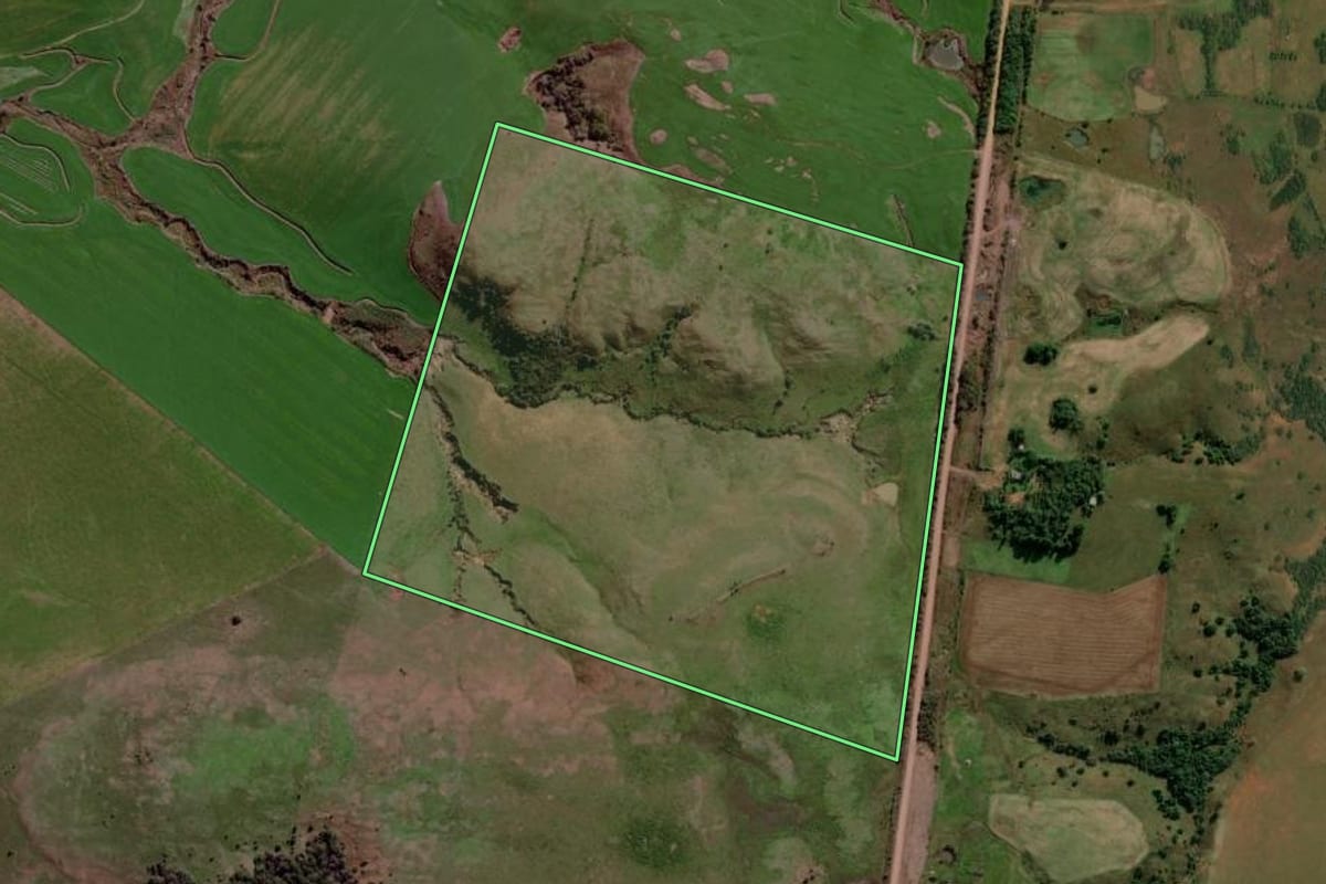 Imagem de satélite do imóvel rural em Maçambará (RS), com o contorno declarado no CAR desenhado por cima.
