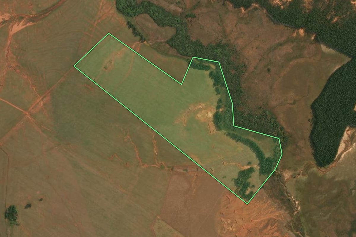 Imagem de satélite do imóvel rural em Maçambará (RS), com o contorno declarado no CAR desenhado por cima.