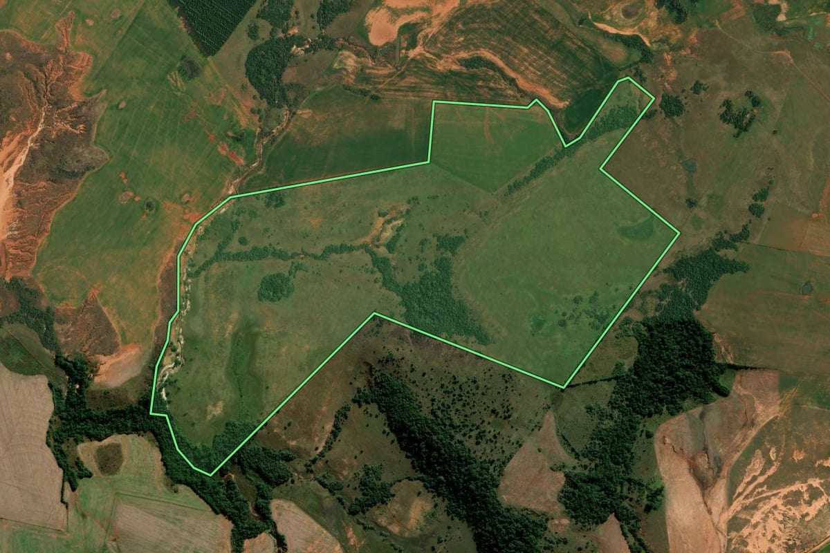 Imagem de satélite do imóvel rural em Maçambará (RS), com o contorno declarado no CAR desenhado por cima.