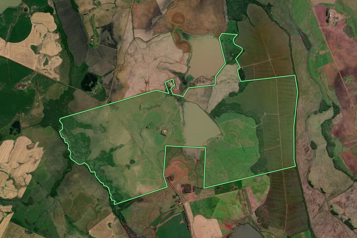 Imagem de satélite do imóvel rural em Maçambará (RS), com o contorno declarado no CAR desenhado por cima.