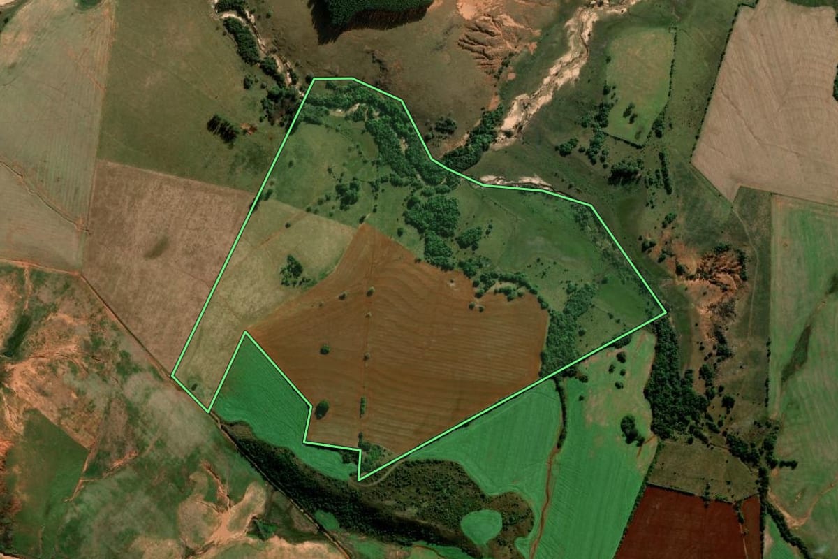 Imagem de satélite do imóvel rural em Maçambará (RS), com o contorno declarado no CAR desenhado por cima.