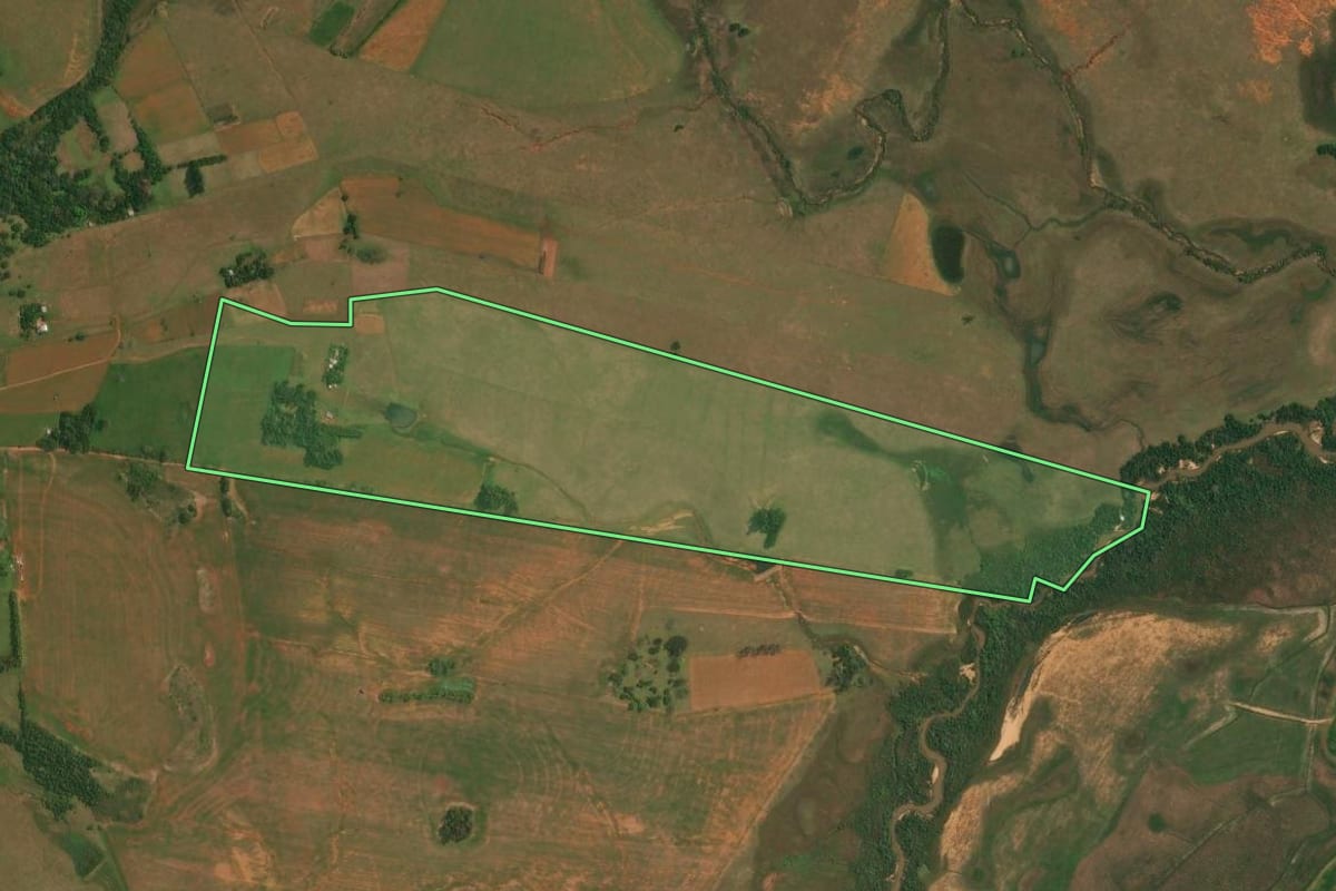 Imagem de satélite do imóvel rural em Maçambará (RS), com o contorno declarado no CAR desenhado por cima.