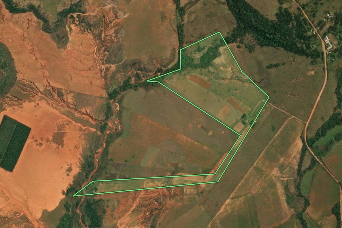 Imagem de satélite do imóvel rural em Maçambará (RS), com o contorno declarado no CAR desenhado por cima.