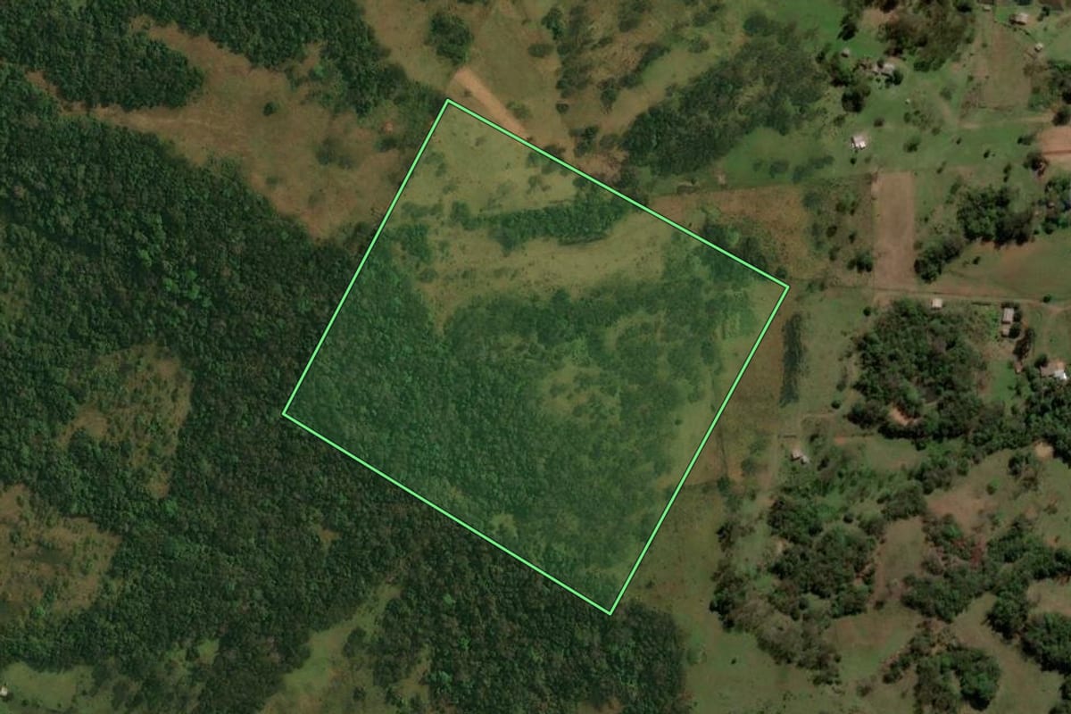 Imagem de satélite do imóvel rural em Maçambará (RS), com o contorno declarado no CAR desenhado por cima.