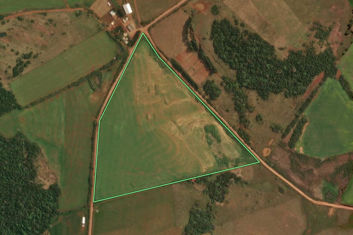 Imagem de satélite do imóvel rural em Maçambará (RS), com o contorno declarado no CAR desenhado por cima.