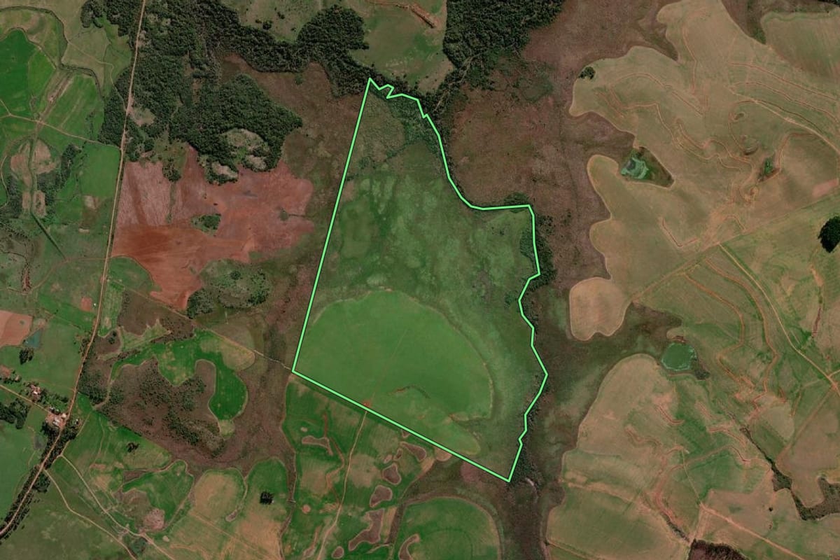 Imagem de satélite do imóvel rural em Maçambará (RS), com o contorno declarado no CAR desenhado por cima.