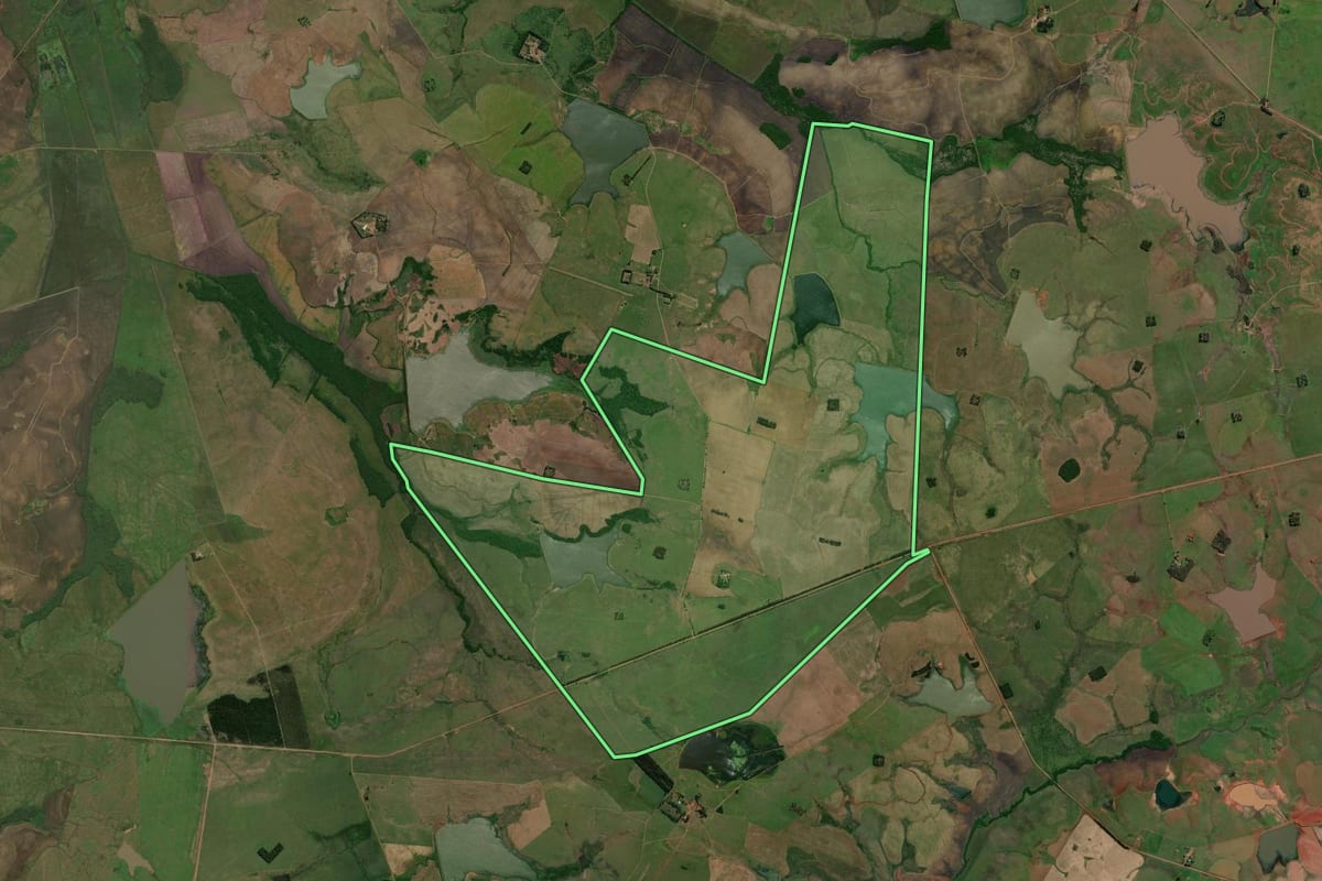 Imagem de satélite do imóvel rural em Maçambará (RS), com o contorno declarado no CAR desenhado por cima.