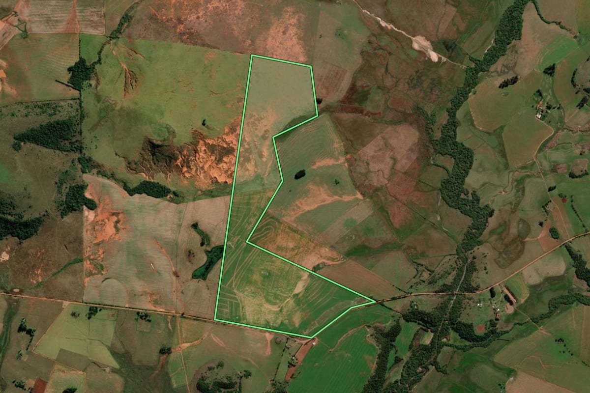 Imagem de satélite do imóvel rural em Maçambará (RS), com o contorno declarado no CAR desenhado por cima.