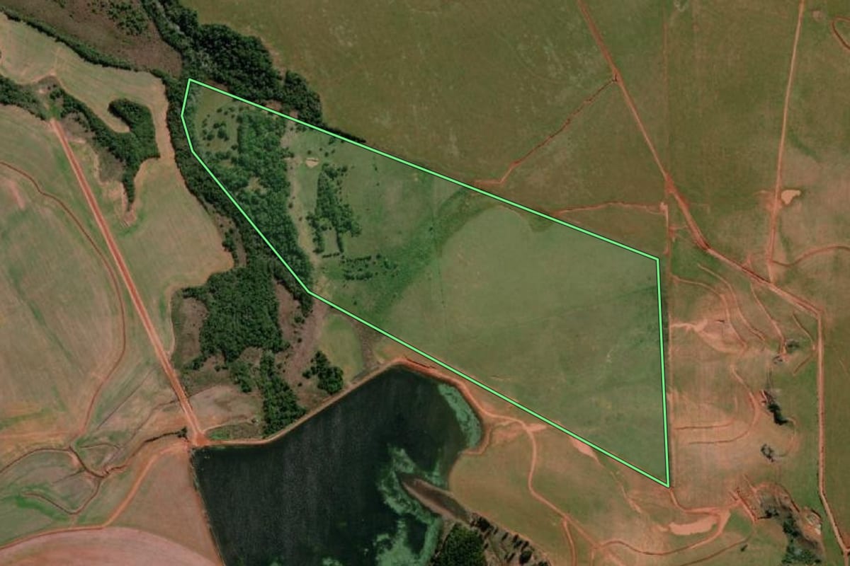 Imagem de satélite do imóvel rural em Maçambará (RS), com o contorno declarado no CAR desenhado por cima.