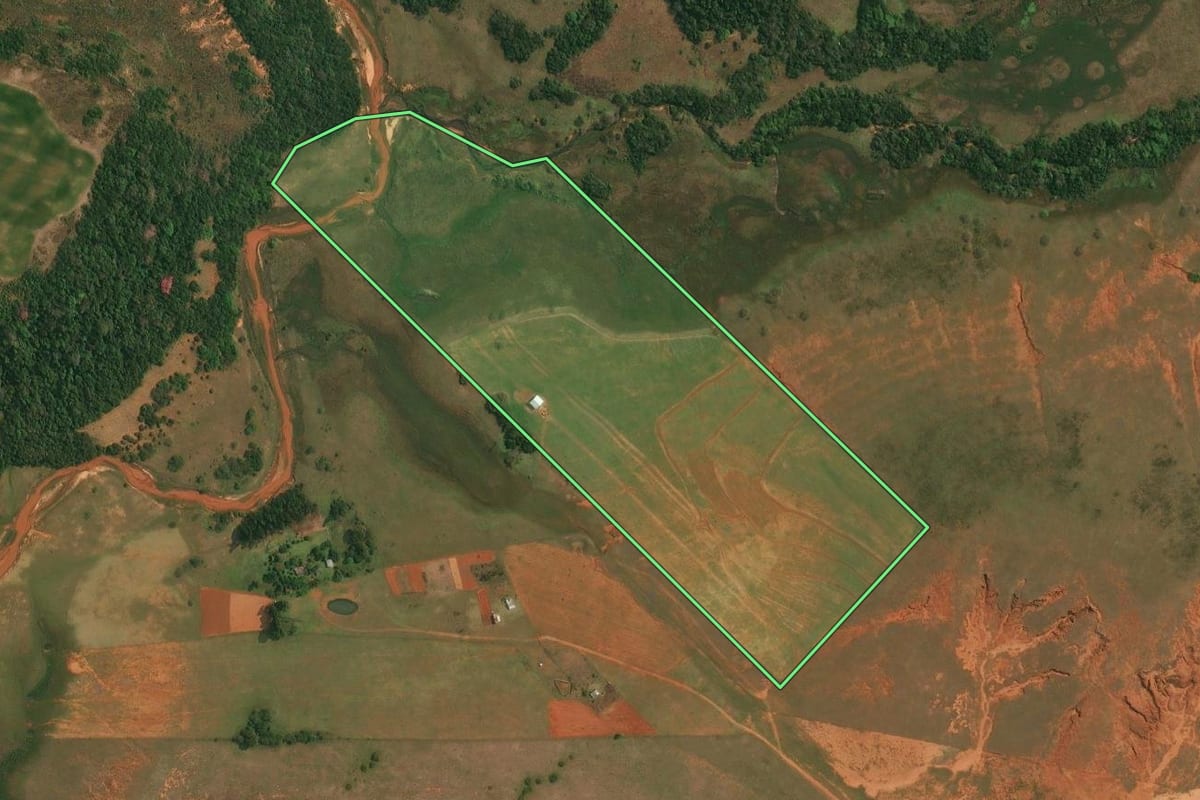 Imagem de satélite do imóvel rural em Maçambará (RS), com o contorno declarado no CAR desenhado por cima.