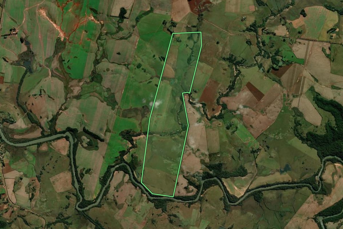 Imagem de satélite do imóvel rural em Maçambará (RS), com o contorno declarado no CAR desenhado por cima.