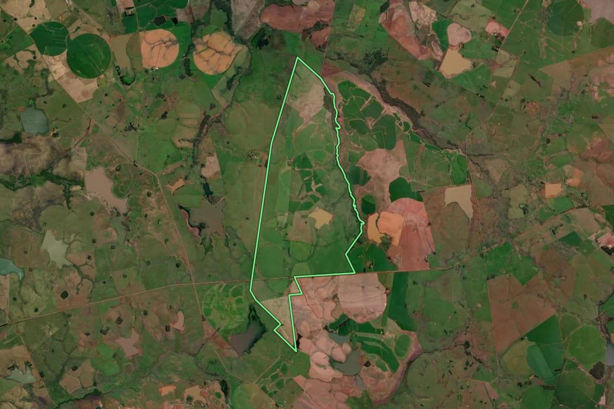 Imagem de satélite do imóvel rural em Maçambará (RS), com o contorno declarado no CAR desenhado por cima.