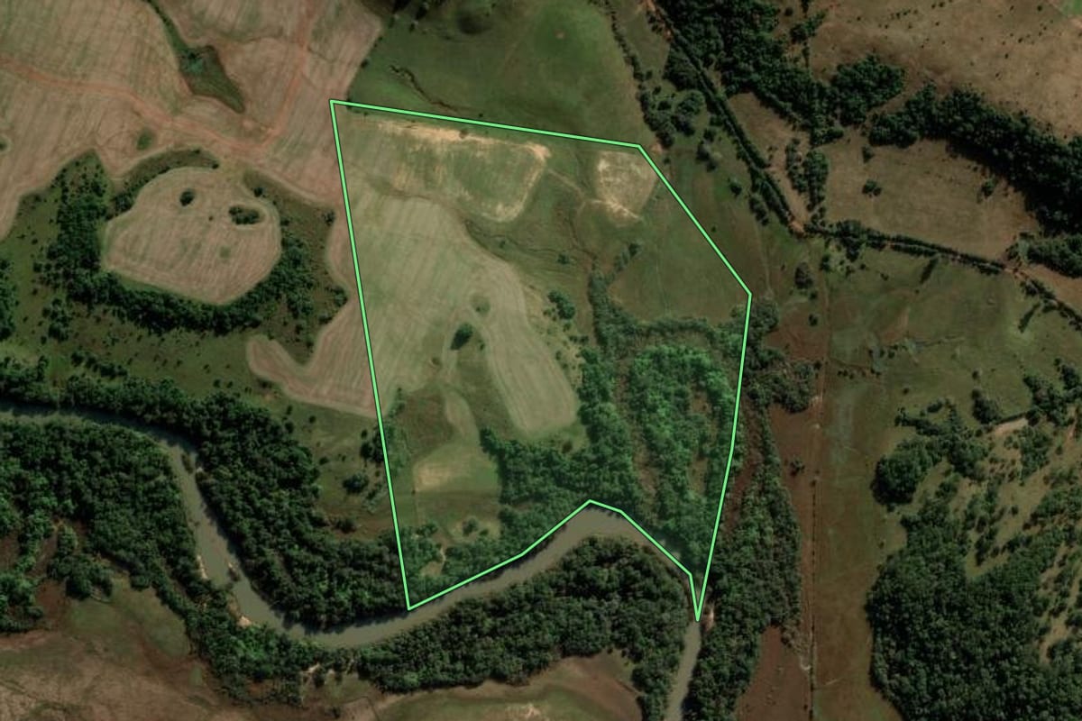 Imagem de satélite do imóvel rural em Maçambará (RS), com o contorno declarado no CAR desenhado por cima.