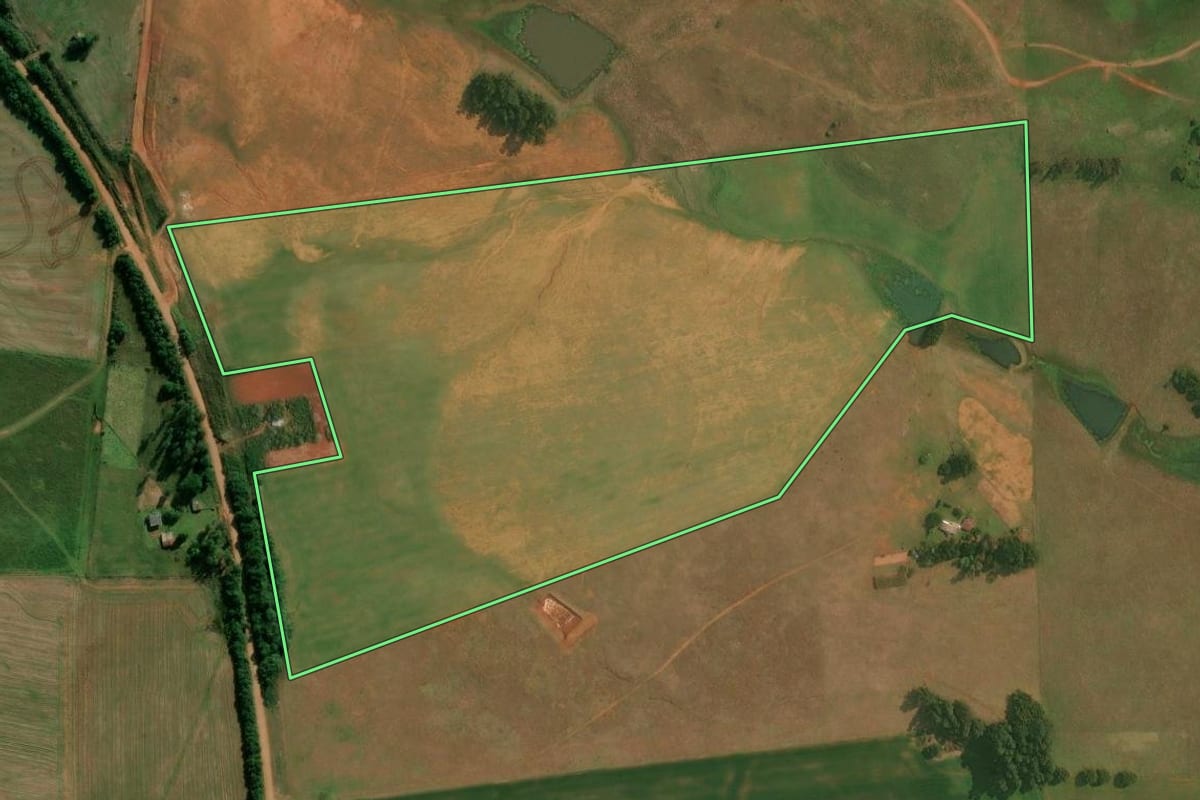 Imagem de satélite do imóvel rural em Maçambará (RS), com o contorno declarado no CAR desenhado por cima.