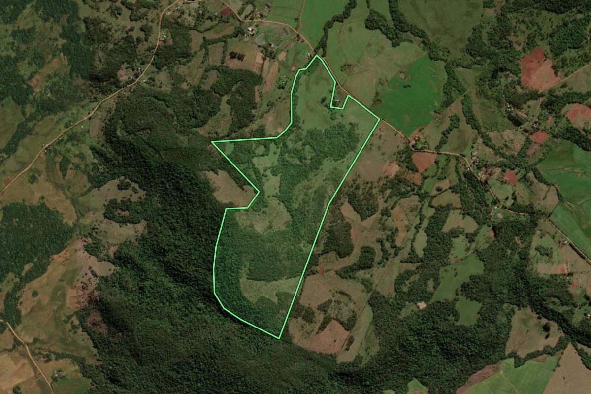 Imagem de satélite do imóvel rural em Maçambará (RS), com o contorno declarado no CAR desenhado por cima.