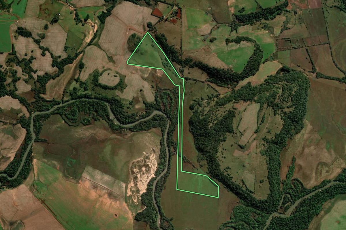 Imagem de satélite do imóvel rural em Maçambará (RS), com o contorno declarado no CAR desenhado por cima.
