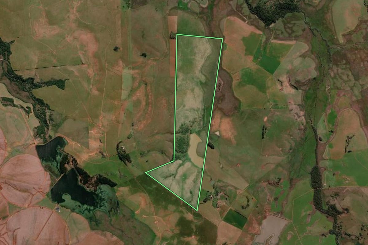 Imagem de satélite do imóvel rural em Maçambará (RS), com o contorno declarado no CAR desenhado por cima.