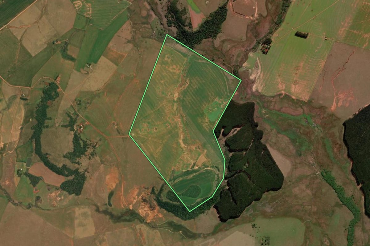 Imagem de satélite do imóvel rural em Maçambará (RS), com o contorno declarado no CAR desenhado por cima.