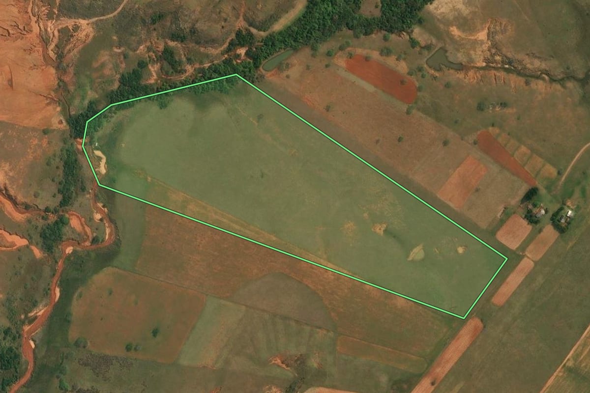 Imagem de satélite do imóvel rural em Maçambará (RS), com o contorno declarado no CAR desenhado por cima.