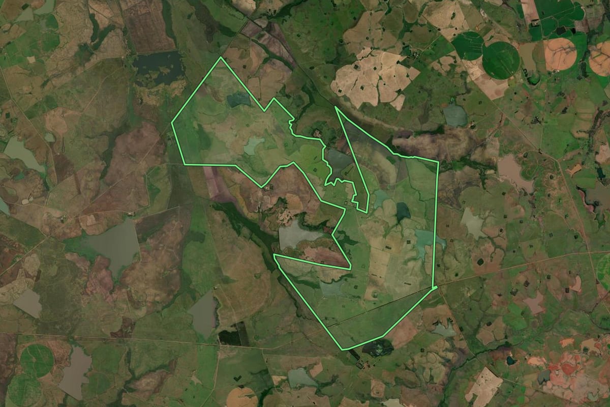 Imagem de satélite do imóvel rural em Maçambará (RS), com o contorno declarado no CAR desenhado por cima.