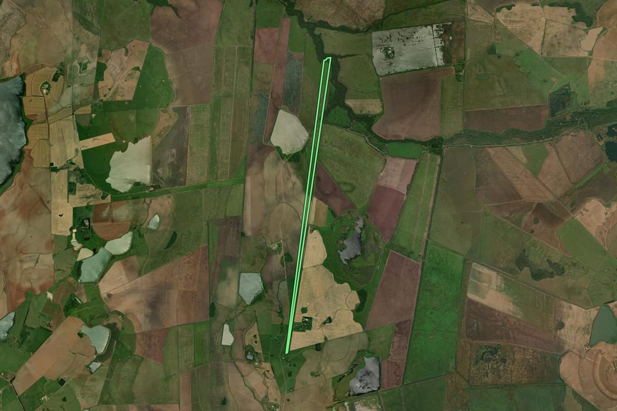 Imagem de satélite do imóvel rural em Maçambará (RS), com o contorno declarado no CAR desenhado por cima.