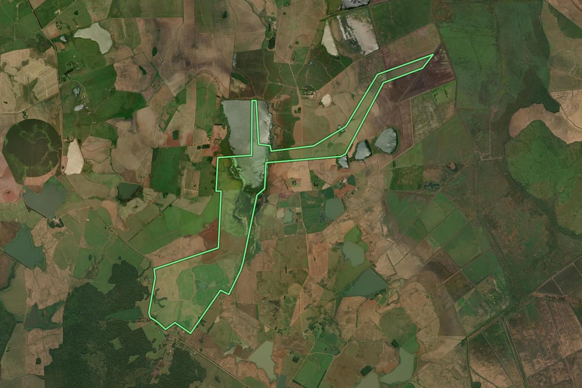 Imagem de satélite do imóvel rural em Maçambará (RS), com o contorno declarado no CAR desenhado por cima.