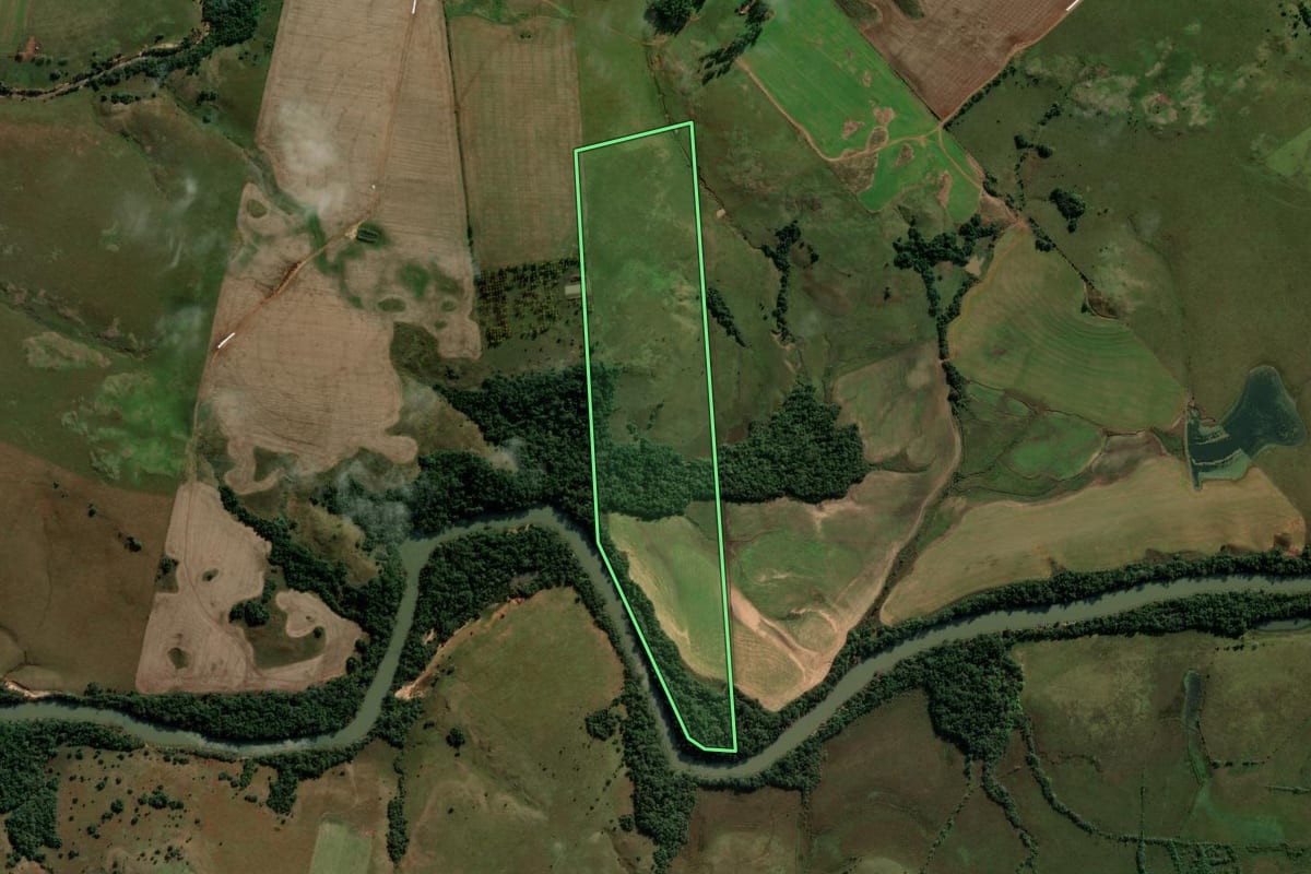 Imagem de satélite do imóvel rural em Maçambará (RS), com o contorno declarado no CAR desenhado por cima.