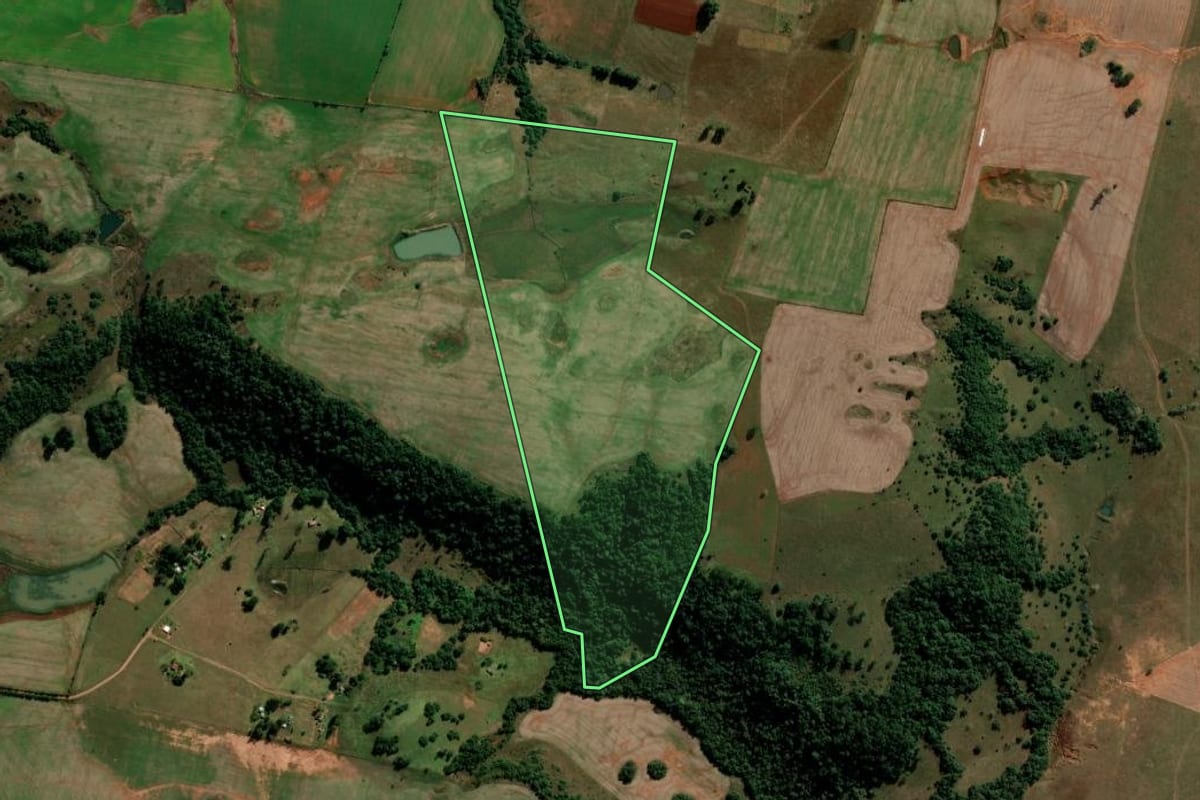 Imagem de satélite do imóvel rural em Maçambará (RS), com o contorno declarado no CAR desenhado por cima.