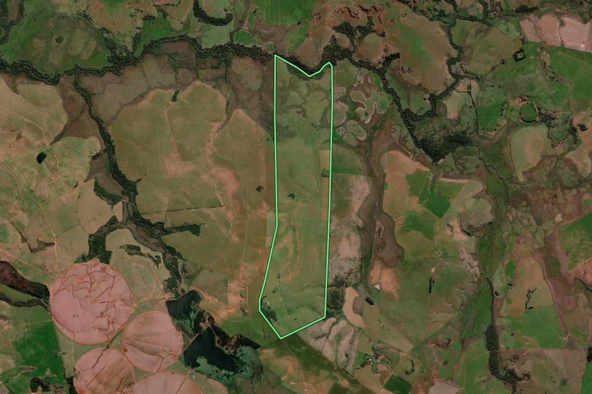Imagem de satélite do imóvel rural em Maçambará (RS), com o contorno declarado no CAR desenhado por cima.