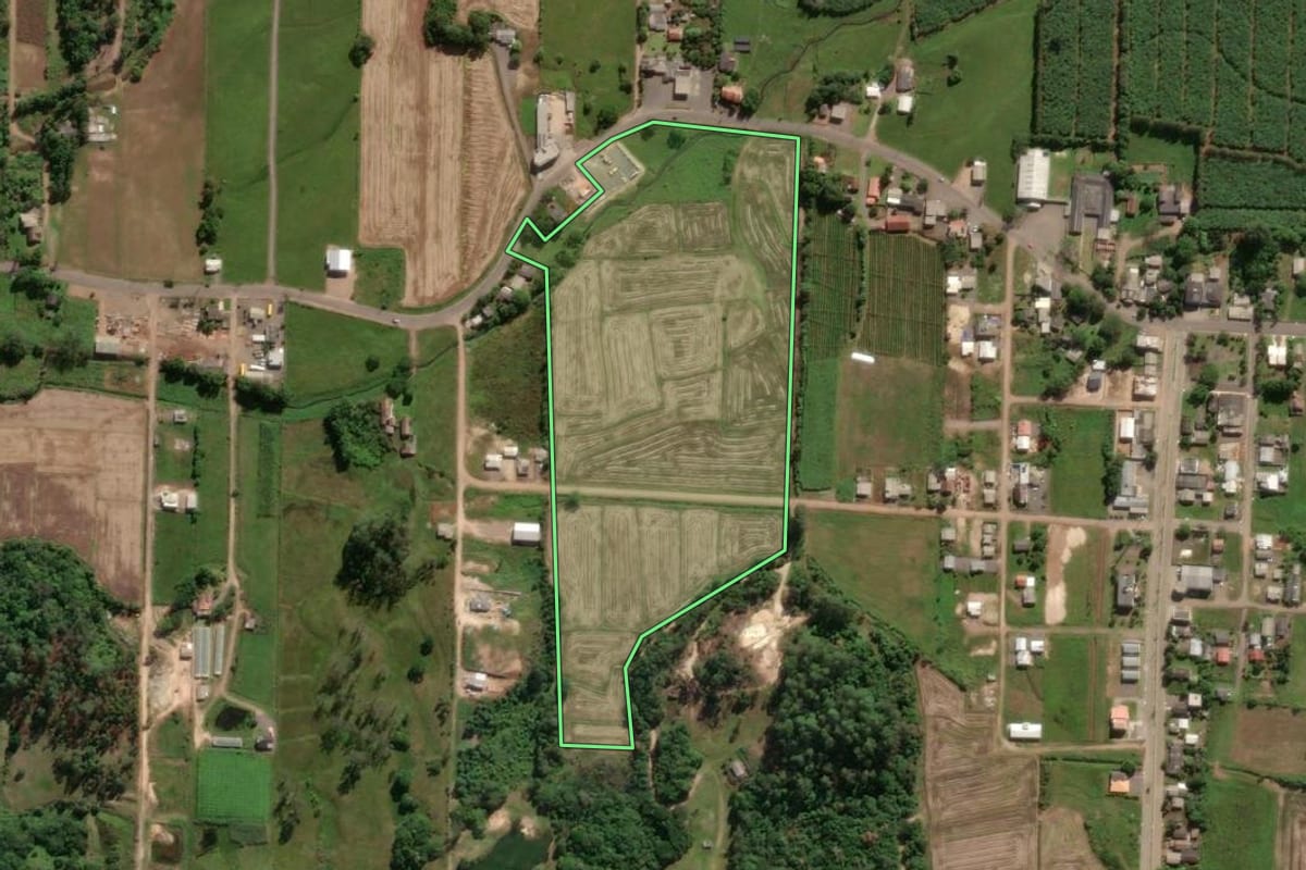 Imagem de satélite do imóvel rural em Mampituba (RS), com o contorno declarado no CAR desenhado por cima.