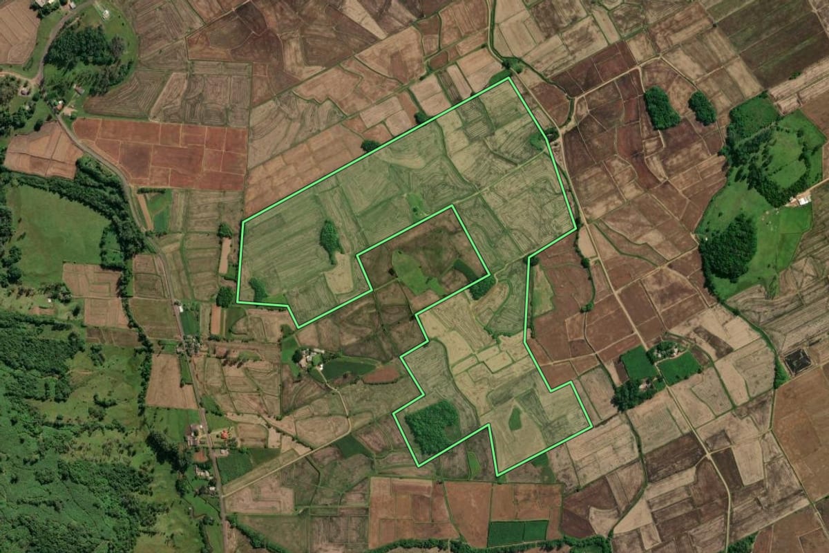 Imagem de satélite do imóvel rural em Mampituba (RS), com o contorno declarado no CAR desenhado por cima.