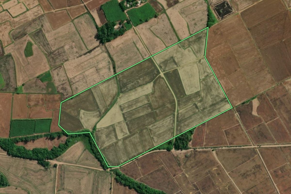 Imagem de satélite do imóvel rural em Mampituba (RS), com o contorno declarado no CAR desenhado por cima.
