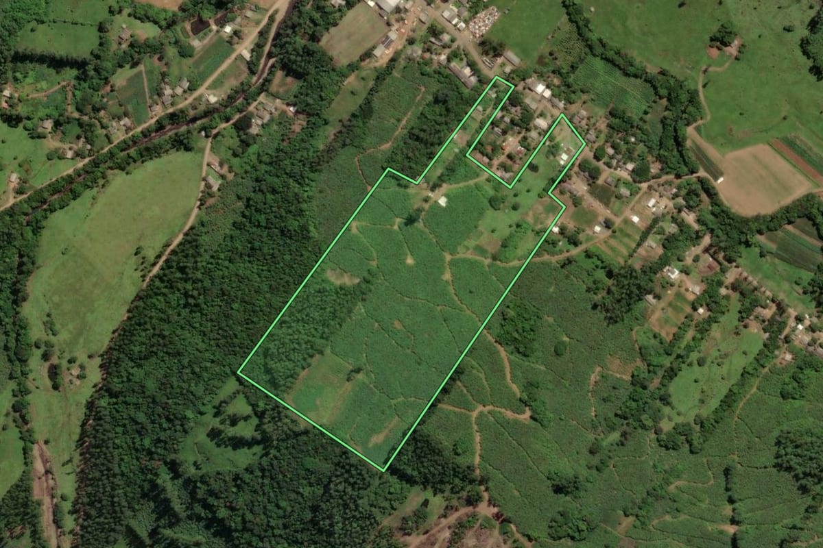 Imagem de satélite do imóvel rural em Mampituba (RS), com o contorno declarado no CAR desenhado por cima.